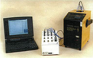 右から温度校正装置、温度計測器、パソコン